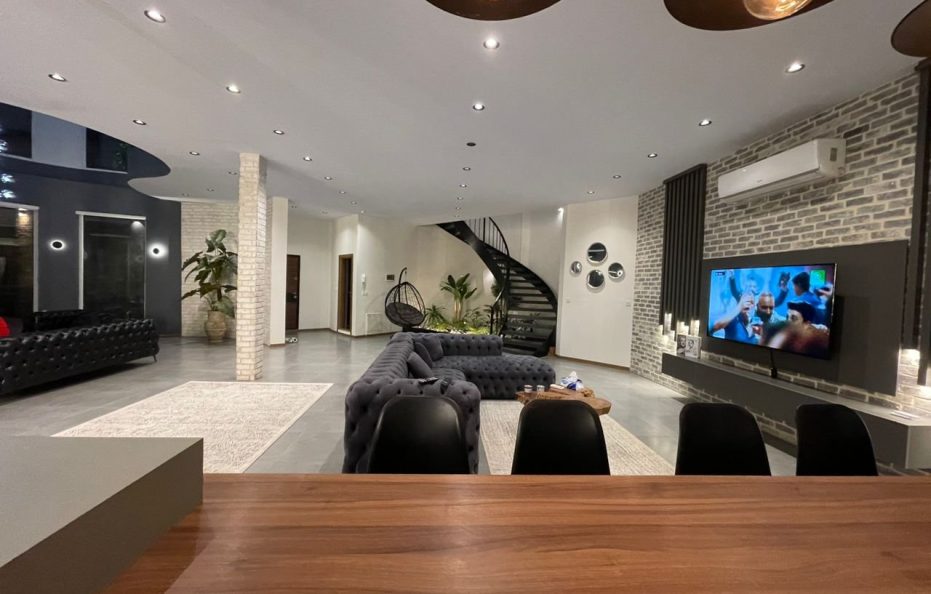 As Plus Mansion, Rudehen