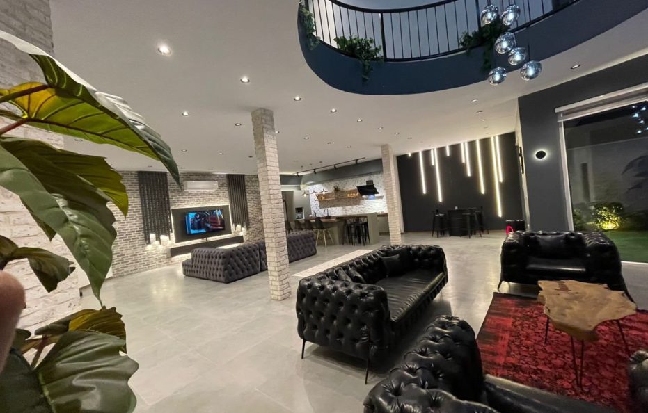 As Plus Mansion, Rudehen