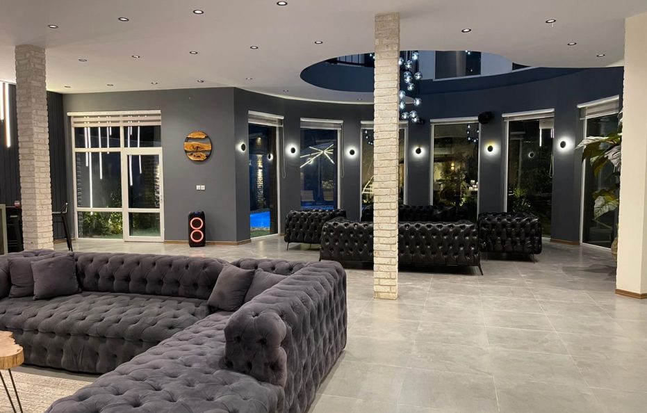 As Plus Mansion, Rudehen